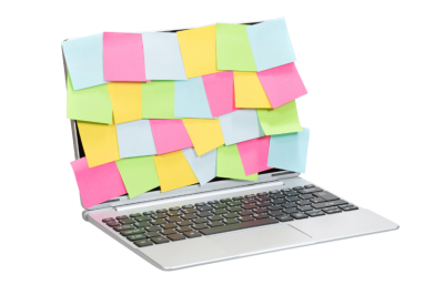 אוטומציות לתזכורות חכמות - מחשב נייד מכוסה בפתקיות הדבקה צבעוניות בגוונים של ורוד, צהוב, ירוק וכחול, המסמל ארגון מטלות ותזכורות