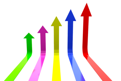 שיווק רב-ערוצי - חמישה חיצים צבעוניים (ירוק, ורוד, צהוב, כחול, אדום) הממריאים כלפי מעלה כסמל לאסטרטגיית שיווק מוצלחת.